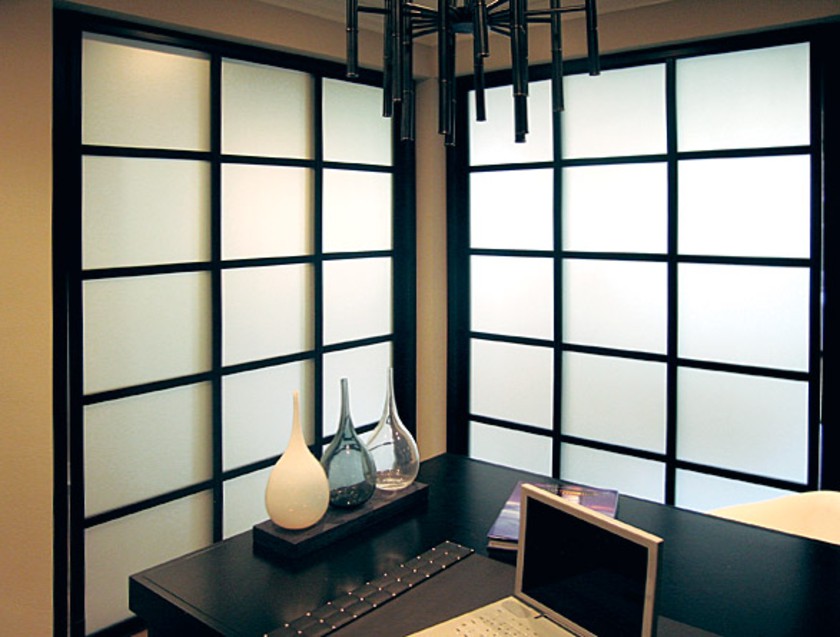 Угловая перегородка в японском стиле с матовым стеклом Сочи