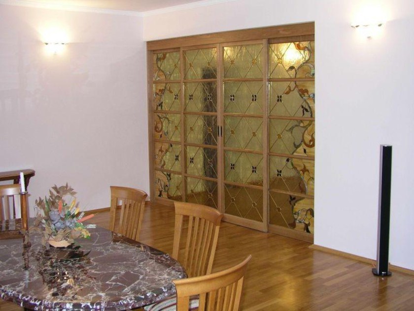 Перегородка для гостиной с цветным стеклом и декоративными вставками Сочи