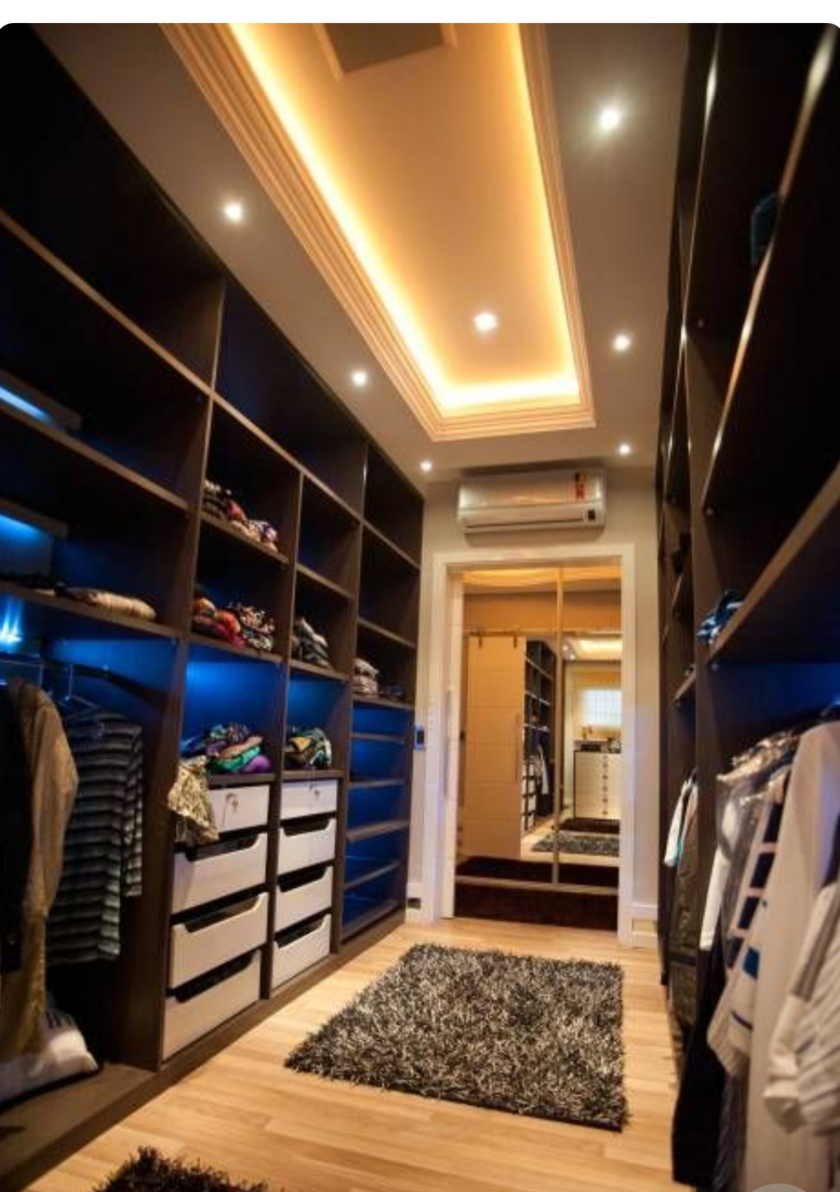 Большая открытая гардеробная комната с комбинированным наполнением Сочи