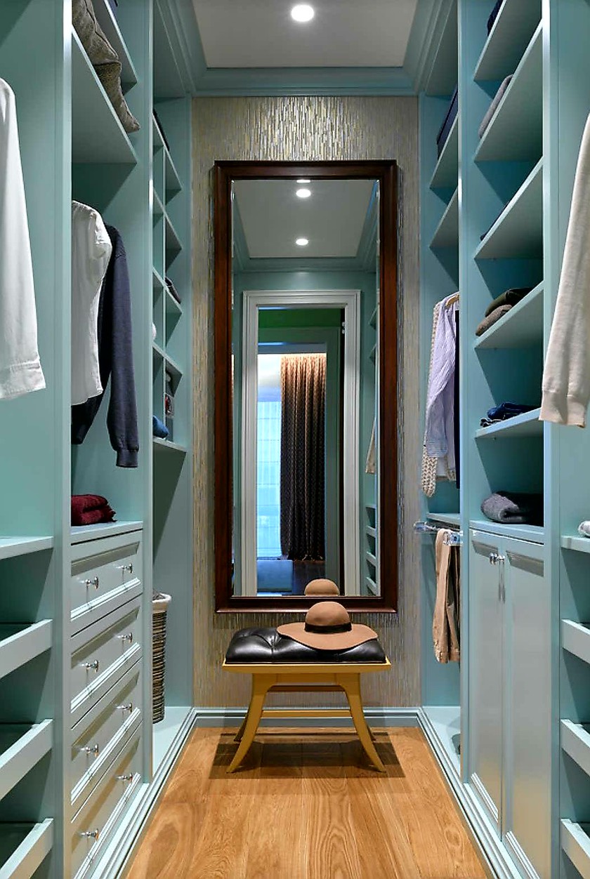 Параллельная гардеробная комната с большим зеркалом Сочи