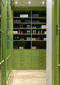 Г-образная гардеробная комната в зеленом цвете Сочи