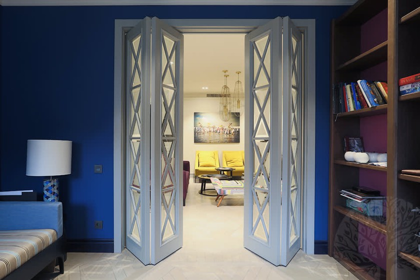 Двери гармошка  для гостиной со стеклами с разделителями Сочи