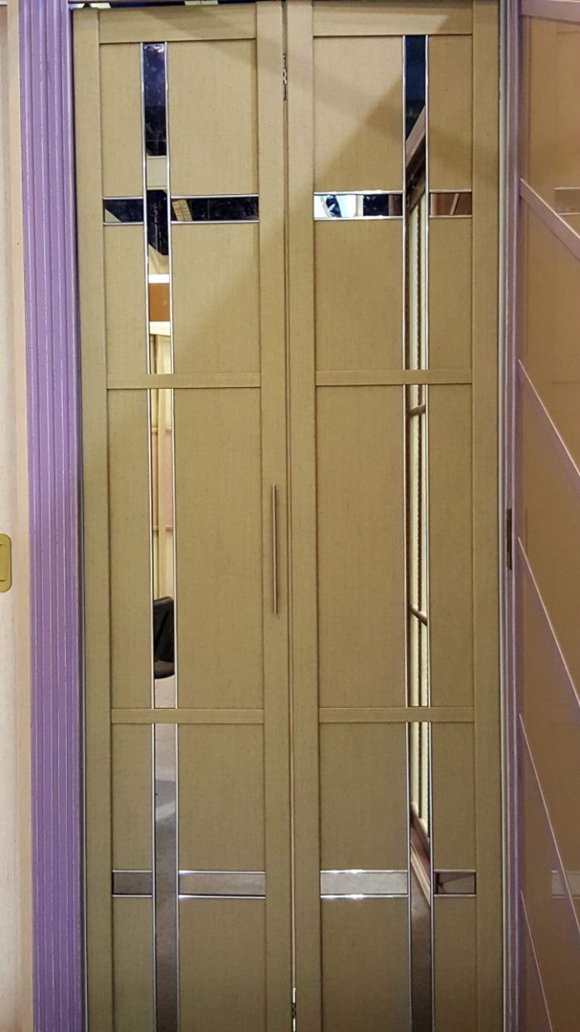 Двери гармошка шпонированные с зеркальным декором Сочи