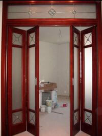 Дверь гармошка с декоративными стеклянными вставками Сочи